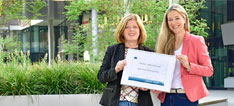 Ausbilderin und Auszubildende mit Zertifikat zur Erasmus+-Akkreditierung
