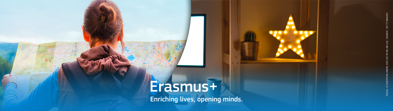 Frau mit Landkarte und Schriftzug: Erasmus ab 2021. Bild verlinkt auf: https://www.erasmusplus.de/erasmus