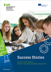 Titelbild der Broschüre "Success Stories: Erasmus+ Schulbildung". Bild verlinkt auf die Webseite der KMK PAD